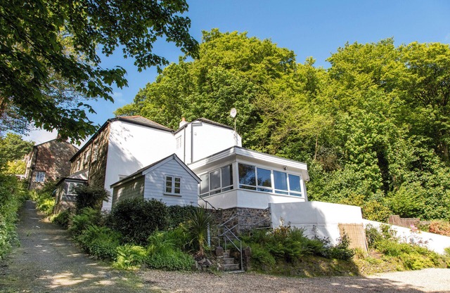 Award Winning Boutique Homestay - 5 mins to Beach. Garden set in Wooded Valley