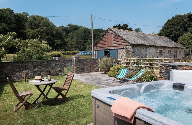 Award winning cosy cottage with private hot tub & log burner