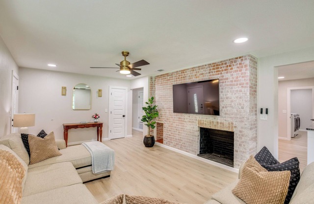 ‘Away in Paris’ Retreat w/Workspace, 2 Mi to Dtwn