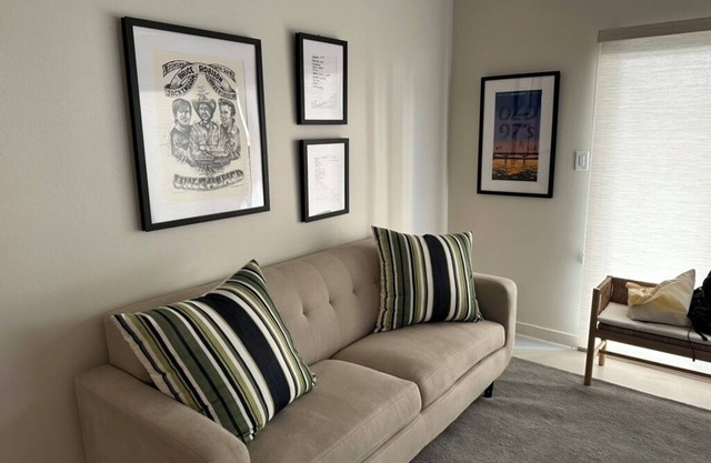 Awesome 2-bedroom Austin condo located in Tarrytown. Close to everything Austin.
