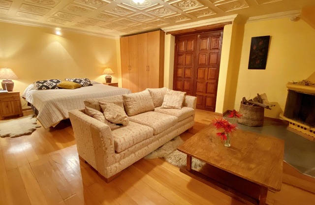 AWESOME COUNTRY VILLA LA SOLANA IN METRO QUITO