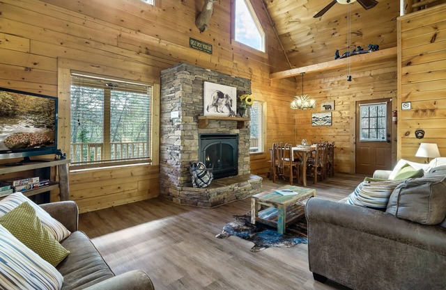 Awesome deals, King bed, Hot Tub, Private, Arcade, Real log cabin