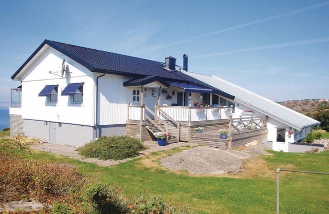 Awesome home in åsa with house sea view