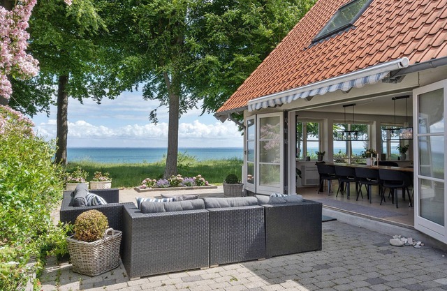 Awesome home in Dronningmølle with WiFi