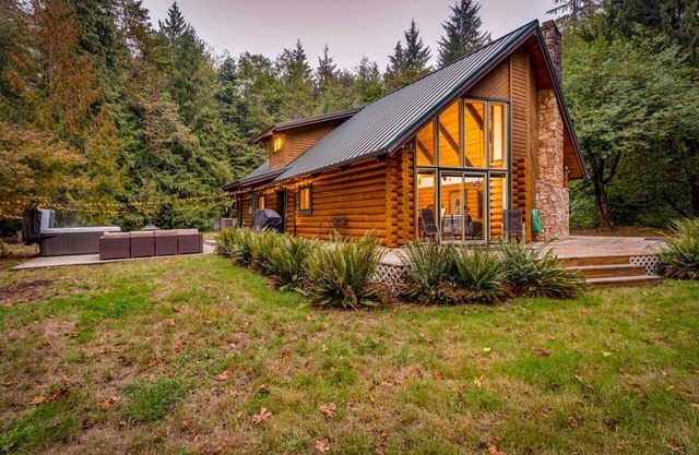 Awesome Log Home w/Separate Cabin on Two Acres, Pet Friendly, Hot Tub, Patio,15 Miles to Mt. Hood