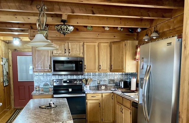 AWESOME MOUNTAIN VIEW! EASY ACCESS-GREAT LOCATION! No Pets and Non-Smoking Cabin