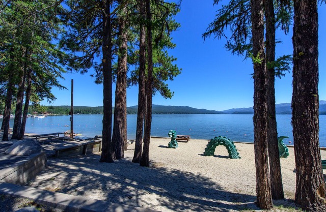 AWESOME! NEW LISTING! Charming Cabin w Hot Tub - Euro Feel, Nr Lake