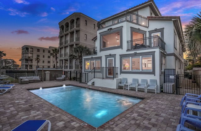 Awesome Retreat Beach House – Centrally located at the City SHOPS & Restaurants!