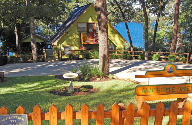 "Awesome View" kayaks, docks, decks & a spring fed lake.