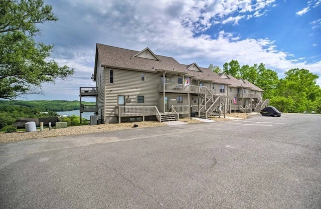 Awesome views of Norris Lake & the Greens at Deerfield from this lakeview condos