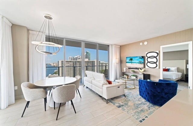 Azure Escape: Upscale Comfort by the Shore