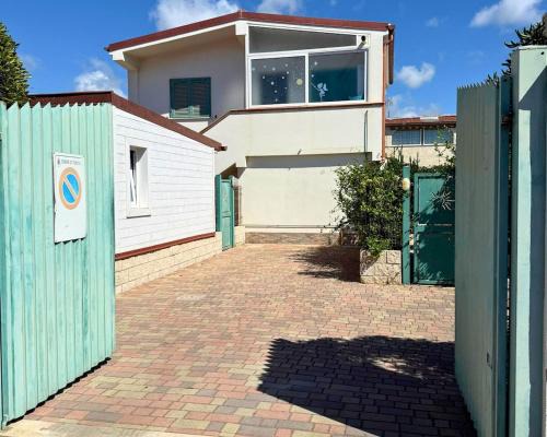 Azure Oasis with parking near the airport & beach