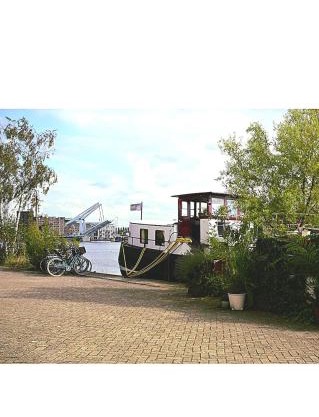 B&B Teddy "Prachtig authentiek woonschip uit 1912, 15 minuten van Amsterdam"