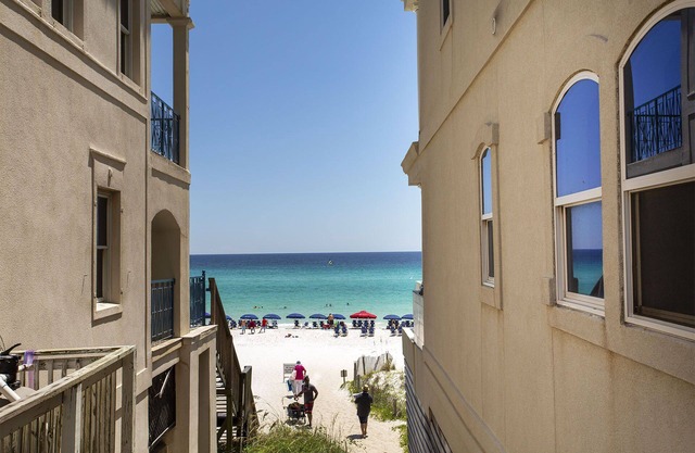 B-Happy - Gated Community, Deeded Beach Access, Heated Private Pool, Game Room!