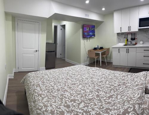 B3 Luxury home in Mississauga nearby shipping center square one