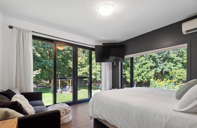 Backyard Bliss! Family and dog friendly home steps from River