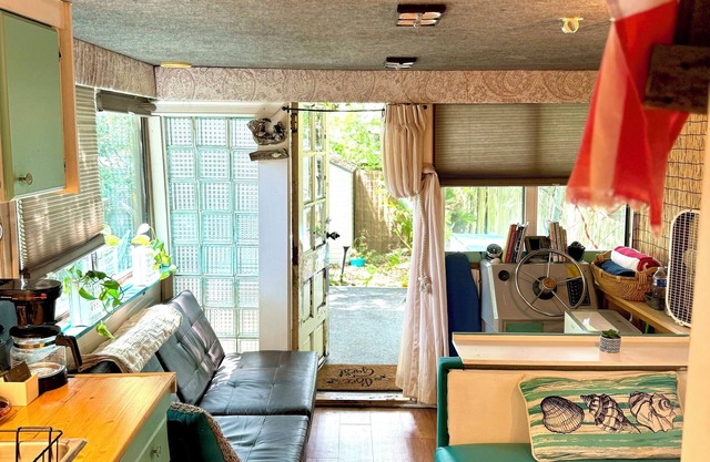 Backyard Boathouse walking distance- a/c and outdoor garden space, pet perfect