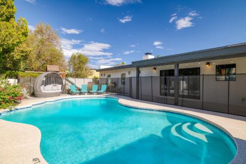 Backyard Pool PuttingGreen Playground Modern 5BDR White Agate by AvantStay