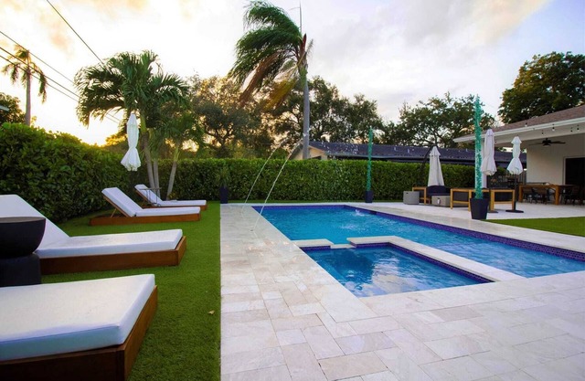 BaeCation Dania! Near Fort Lauderdale Airport, beach & casino!npool & jacuzzi!