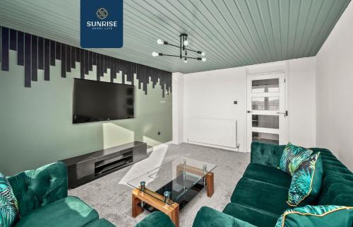 Baffin Townhouse - INVOICE and REDUCED PRICE only via SUNRISE SHORT LETS DUNDEE, 3 bedrooms with 4 beds, Newly Refurbished, Fully Equipped, Free Parking, Amazing Views - Long Stays Available