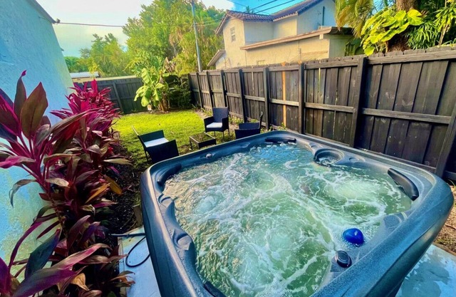 Bahama Mama 2/1 in Las Olas & Holiday Park with Hot Tub!