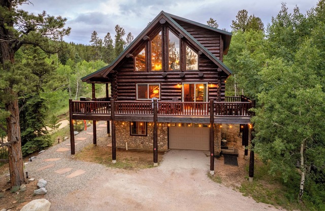 Bailey Bear Haus - Colorado Mountain Log Cabin Getaway. Pet friendly!