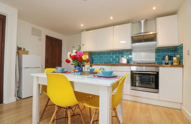 BAILEY COTTAGE, pet friendly, character holiday cottage in Stithians