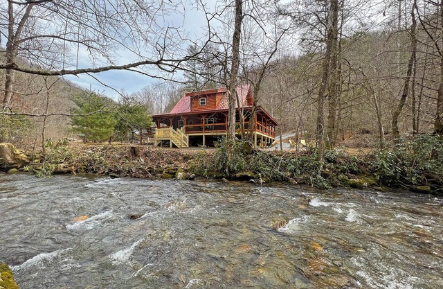 Bailey`s Cabin on the Creek