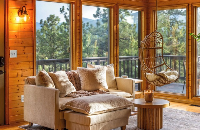 Bailey Treetop Retreat: Spacious, Hot Tub, Pool Table, Yoga, Family, Views