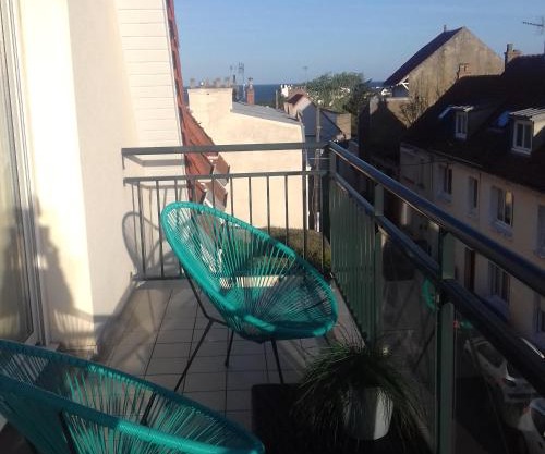 Balcon avec vue panoramique de la mer, le village et la campagne - parking privé