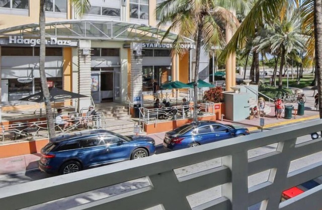 Balcony Chic Apt, w/2 Queenbeds, on Ocean Dr Beach