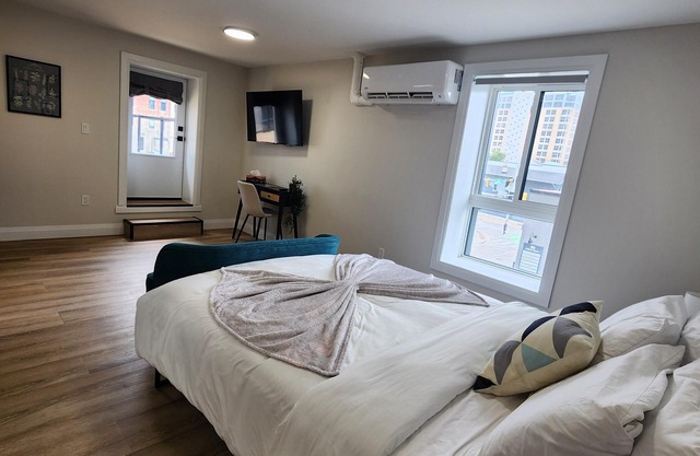 Balcony Studio Unit Queen Bed overlooking the city in Prime Downtown Location