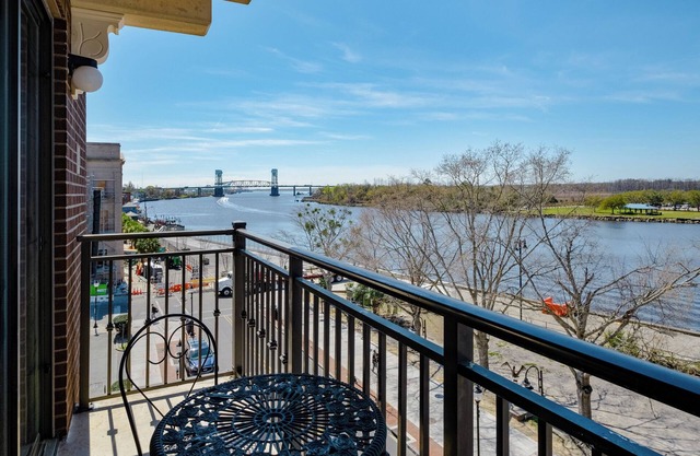 Balcony sunset river views - Free parking - DT