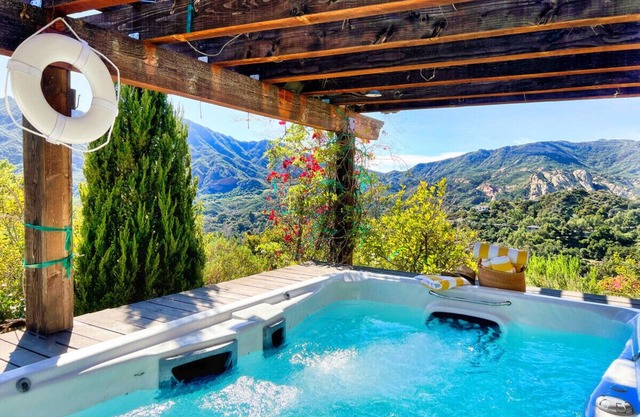 BALI INSPIRED MOUNTAIN RETREAT WITH HOT TUB & POOL