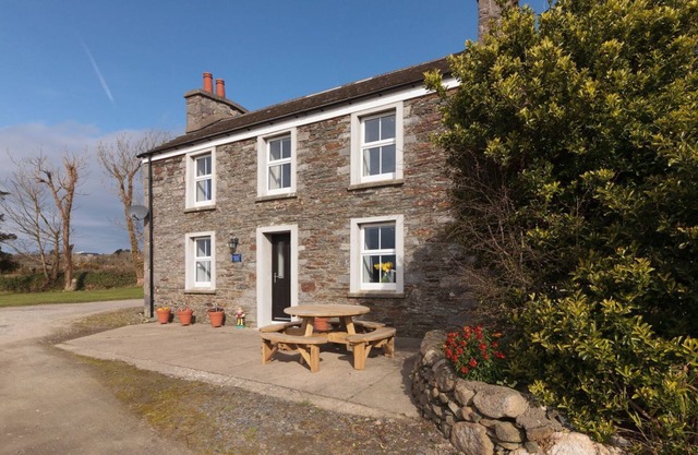 Balladuke Farmhouse - a holiday cottage that sleeps 6 guests in 4 bedrooms