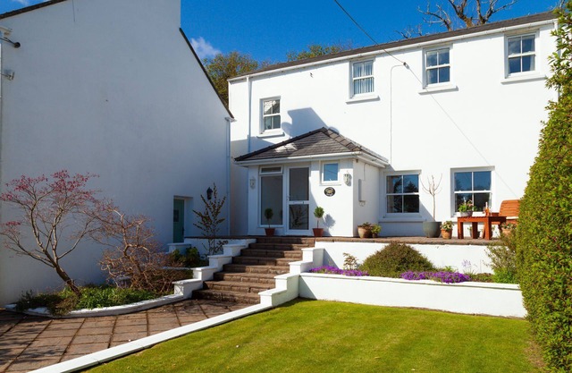 Ballajora Cottage - a holiday cottage that sleeps 4 guests in 3 bedrooms