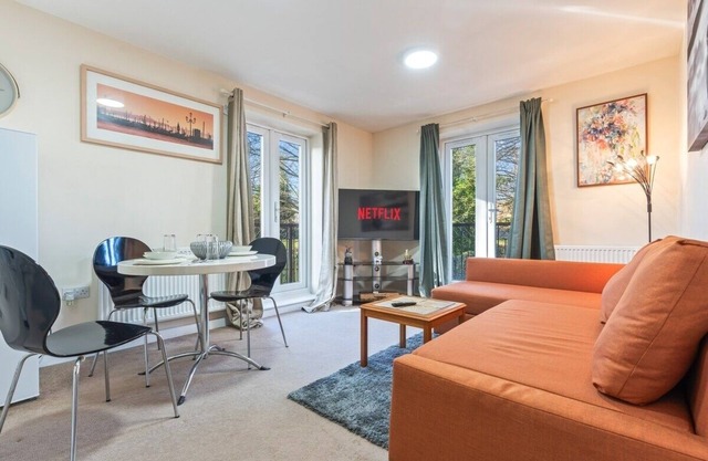 Balmoral Court -Sleeps 6 -Free Parking with Workspace & High-Speed WiFi