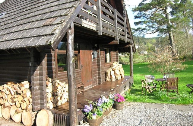 Balvaig River Log Cabin, with wood burning stove, alpine charm on water's edge
