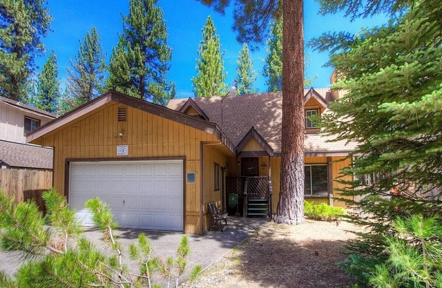 Bambi's Buck House - Moderately Priced w/Pool Table, BBQ, FP. Walk to Restaurants (CYH1201)
