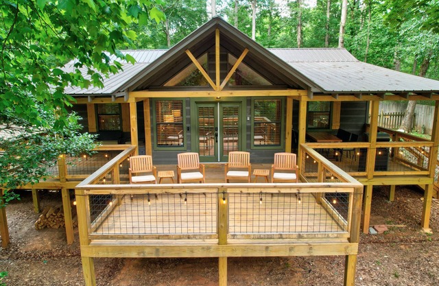 Bamby Bungalow. Family and Pet Getaway. Fenced in yard and minimal stairs