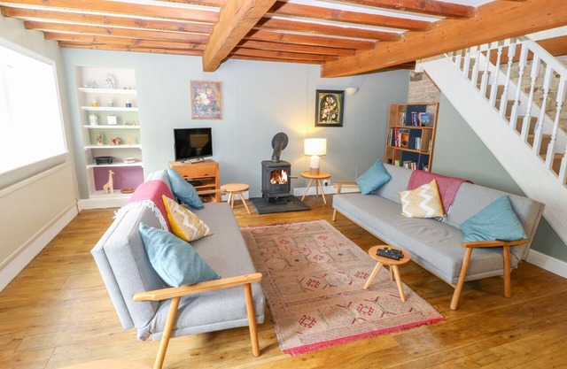 BAMFORTH COTTAGE, pet friendly, with open fire in Holmbridge