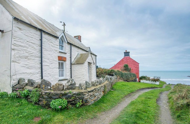 Banc Farm, Holiday Cottage Abereiddy, Sleeps 4, 2 bedrooms, bathrooms