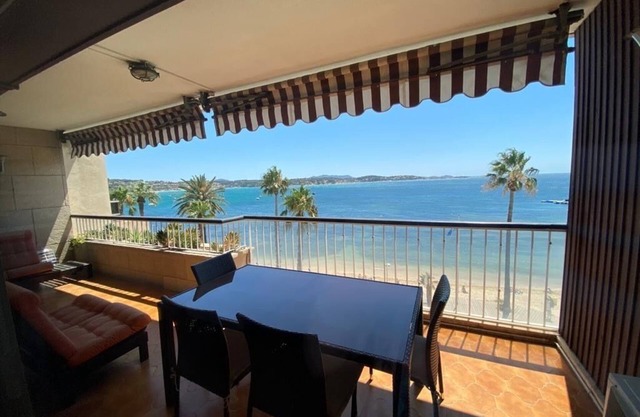BANDOL Front de Mer - 4 Rooms, 91 M2 + Terrace 17 m² - Facing Sand beaches.
