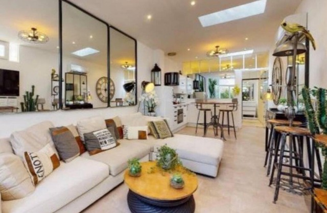 BANDOL Magnifique appartement en RDC cour sans vis à vis 5mn plage