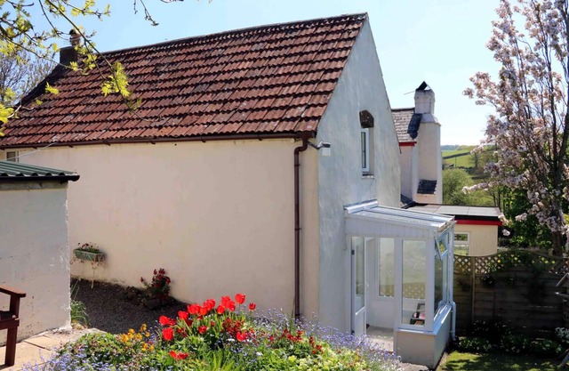 BANK HALL FARM - THE COTTAGE, pet friendly, with open fire in Parkham