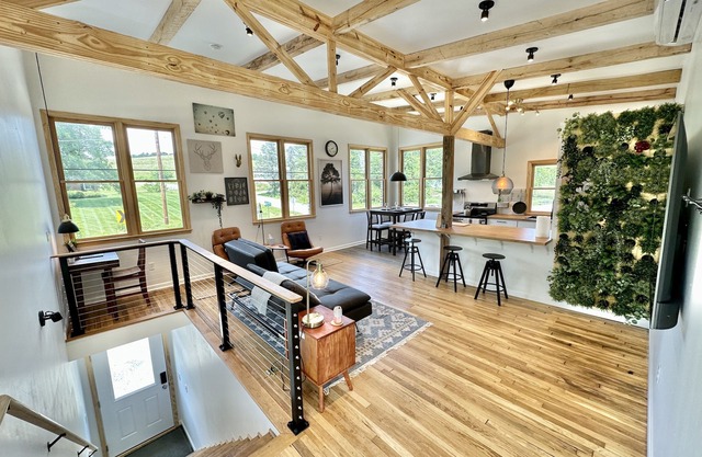 Bankers Loft with King Size Bed - Beautiful Space for a Beautiful Stay