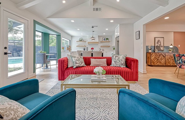 Barefoot in Spring Branch, Modern Chic Home With Private Pool, Gourmet Kitchen