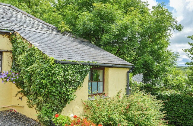 BARLEY COTTAGE, pet friendly, character holiday cottage in Hartland