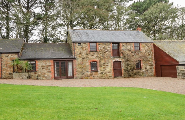 BARN COTTAGE, family friendly, character holiday cottage in Marazion