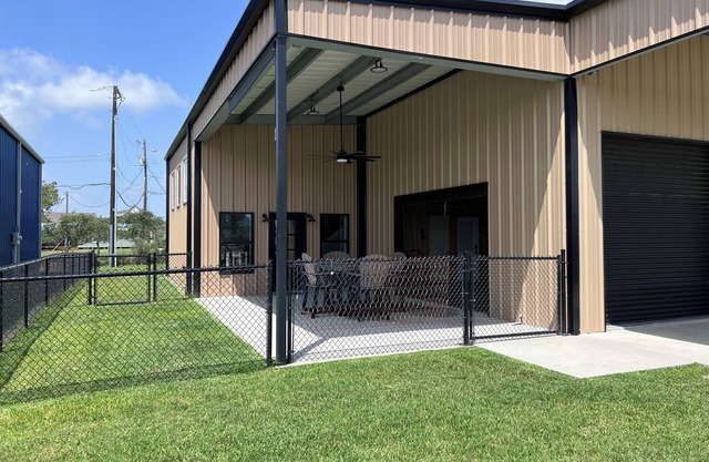 Barndo blocks from boat launch, pier, beach and restaurants. Pet friendly
